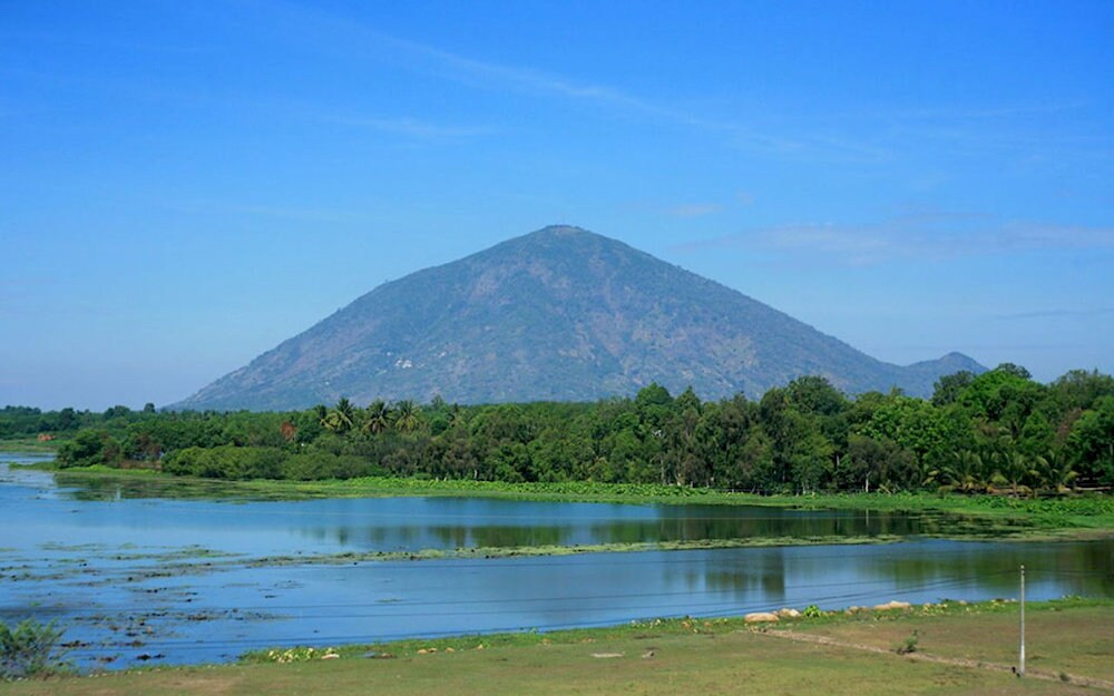 Hồ Núi Đá, còn gọi là hồ Mây Núi